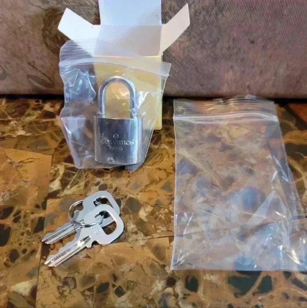 🔥🔥LOW START🔥🔥LOUIS VUITTON SILVER LOCK AND KEY - Picture 4 of 12